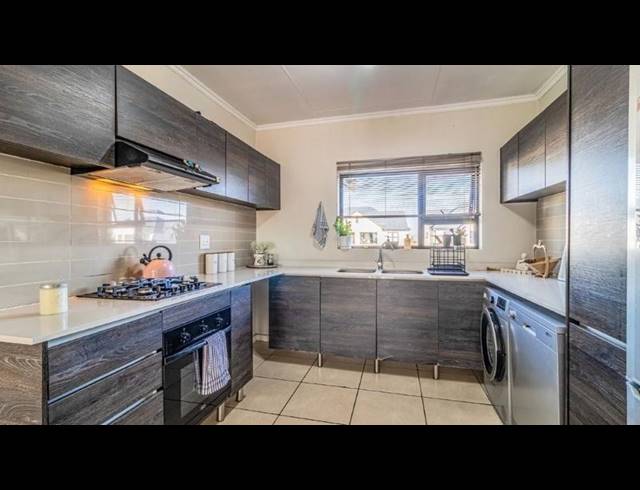 2 BEDROOM TOWNHOUSE FOR SALE IN GREENSTONE CREST